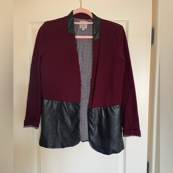 Burgundy Tristan blazer with faux leather detail and charming interior lining - Picture 1 of 7